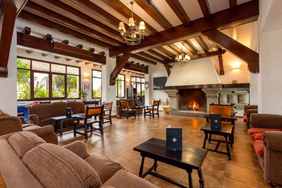 Tugasa brinda a los afectados por el temporal techo y comida