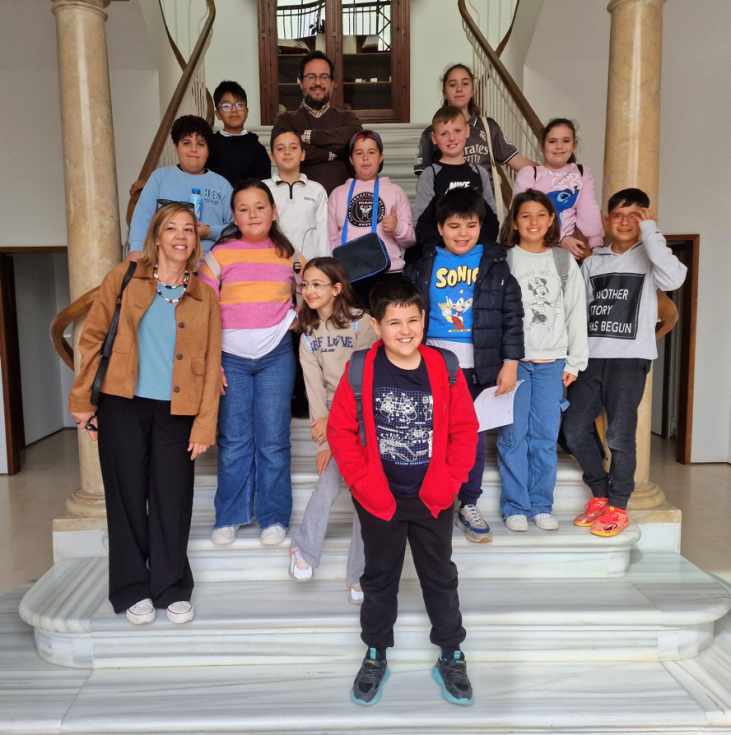 Alumnos del CEIP José Luis Poullet visitan el Ayuntamiento