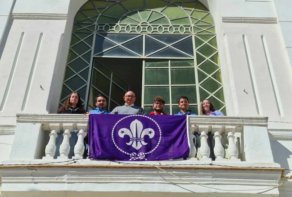 La bandera scout luce en el balcón del Ayuntamiento de El Puerto