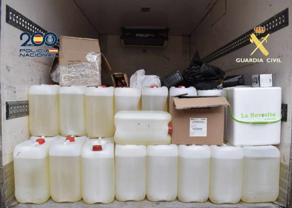 Detenido en Cádiz un hombre con más de 200 garrafas de combustible en una furgoneta