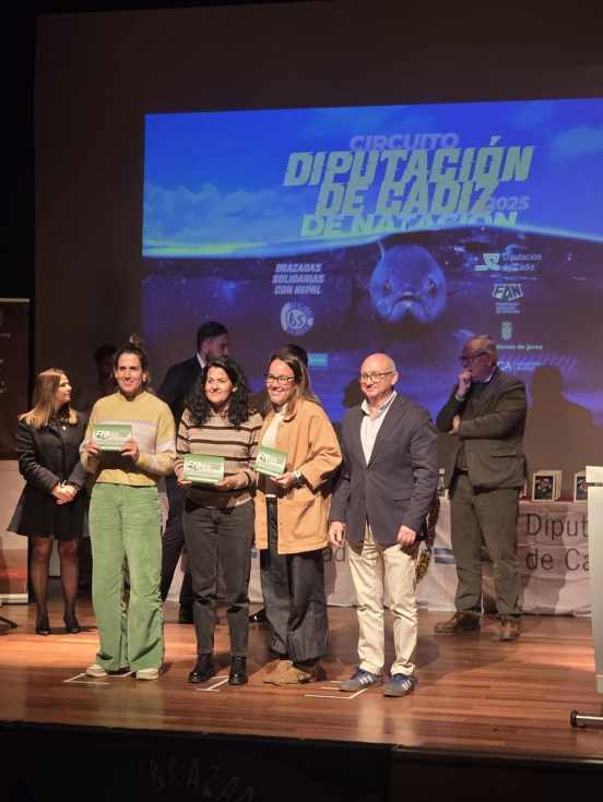 El I Circuito Diputación de Cádiz de Aguas Abiertas reconoce al Ayuntamiento de El Puerto por su colaboración con las Brazadas Solidarias