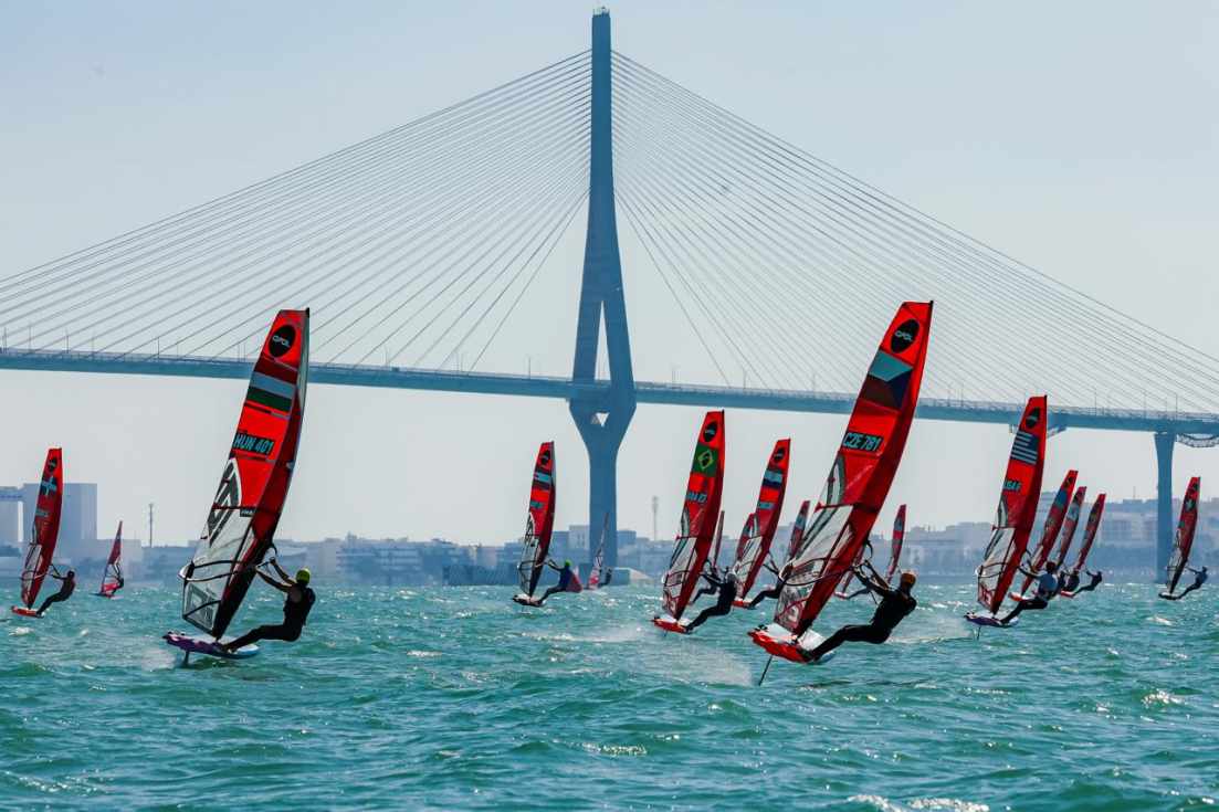 Las tablas olímpicas ya vuelan sobre la bahía gaditana