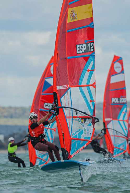 Pilar Lamadrid se coloca líder en una segunda jornada de espera y máxima igualdad en los iQFOiL Games Cádiz