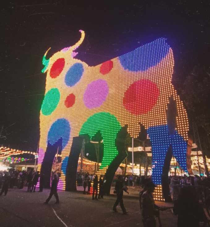 El toro se viste de lunares para dar la bienvenida a la Feria de El Puerto