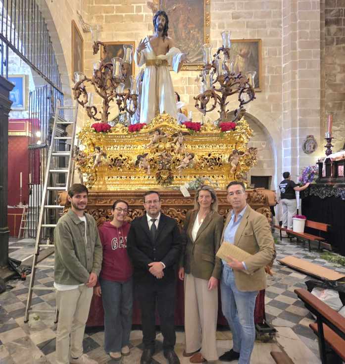 El Ayuntamiento realiza su ofrenda floral a la Hermandad del Resucitado