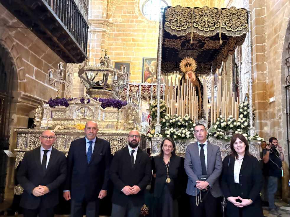 Ofrenda floral a la Hermandad de la Soledad en la antesala de su salida procesionaL