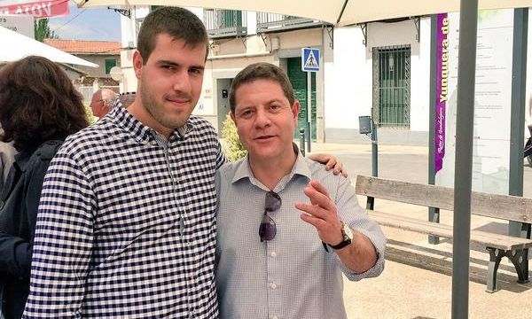 El exalcalde socialista Víctor San Vidal, junto a Emiliano García-Page.