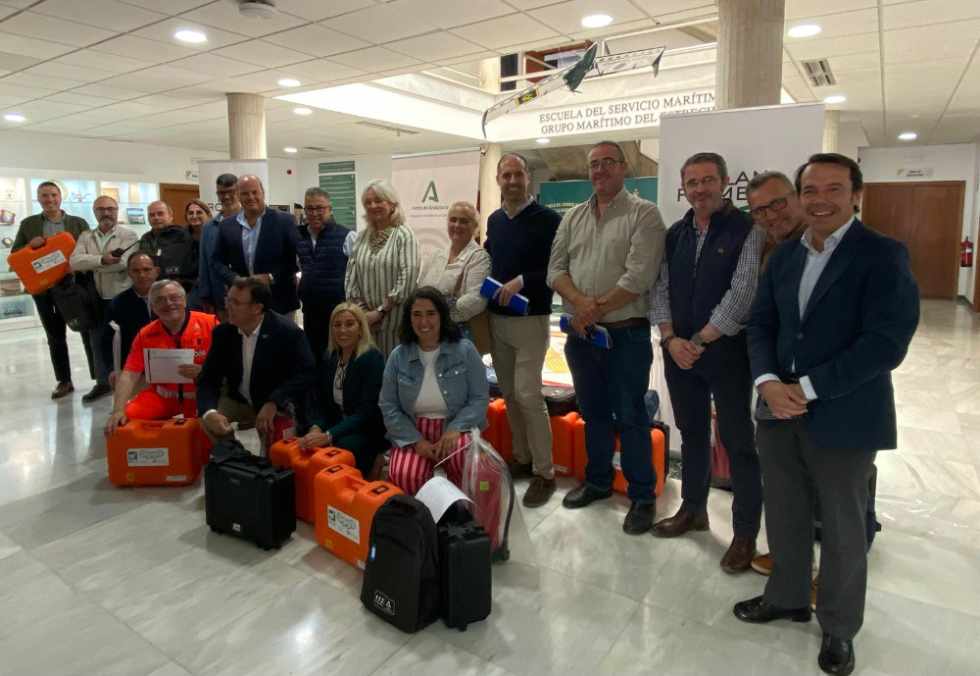 La Hermandad del Rocío de El Puerto recibe un desfibrilador como protección para el camino