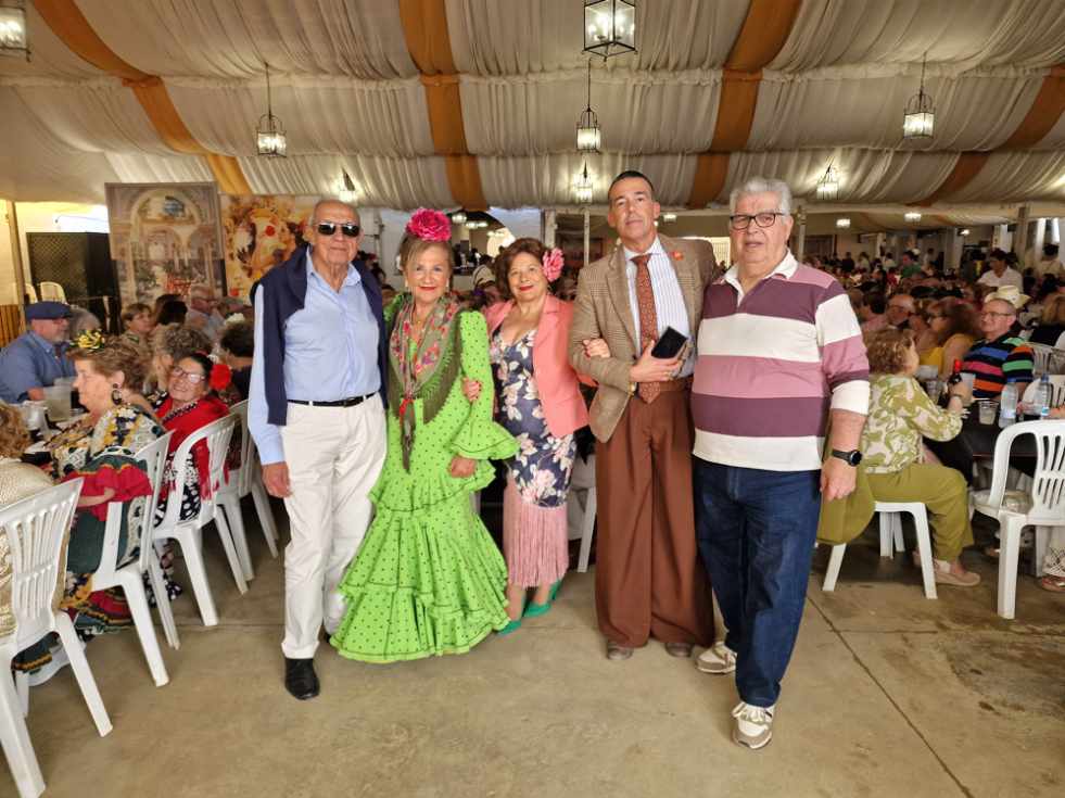 Los mayores disfrutan en la caseta municipal