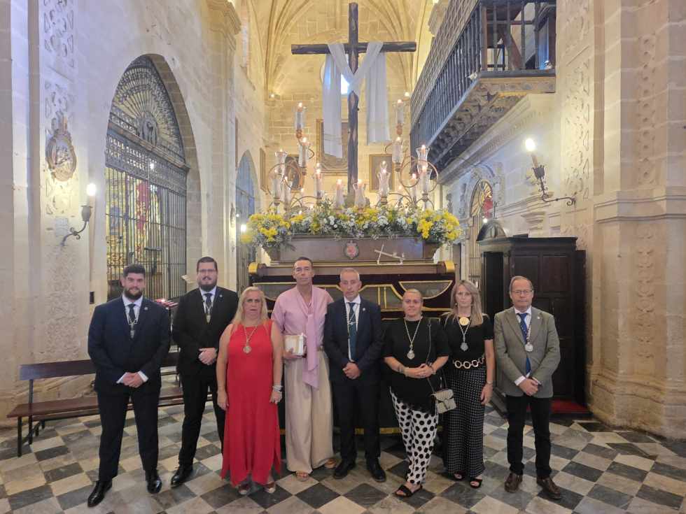 La Cruz de Mayo de la Agrupación Parroquial de La Redención recorrió las calles del centro de El Puerto