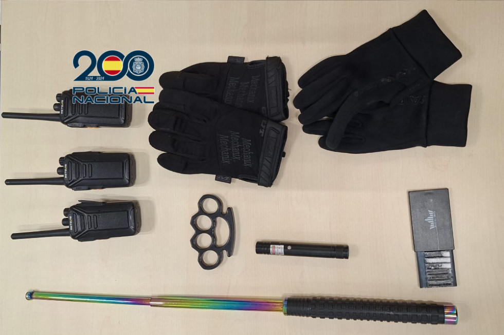 La Policía Nacional localiza en una caseta a un portero sin autorización que portaba un puño americano y una porra extensible