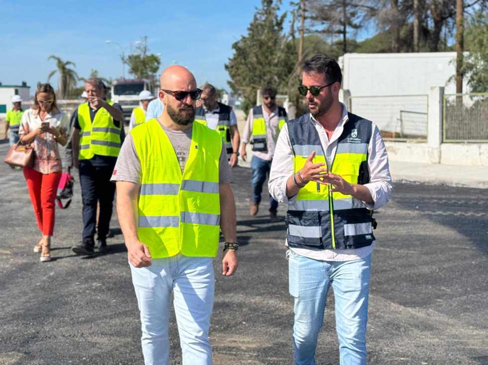 Germ&aacute;n Beardo supervisa el asfaltado de la rotonda de La Puntilla