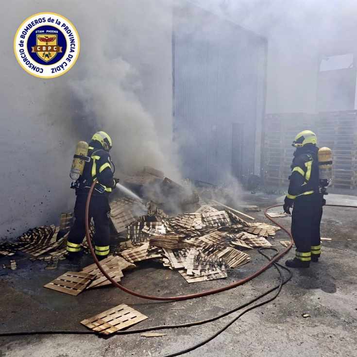 Incendio de un contenedor de maderas en el polígono El Martillo de El Puerto