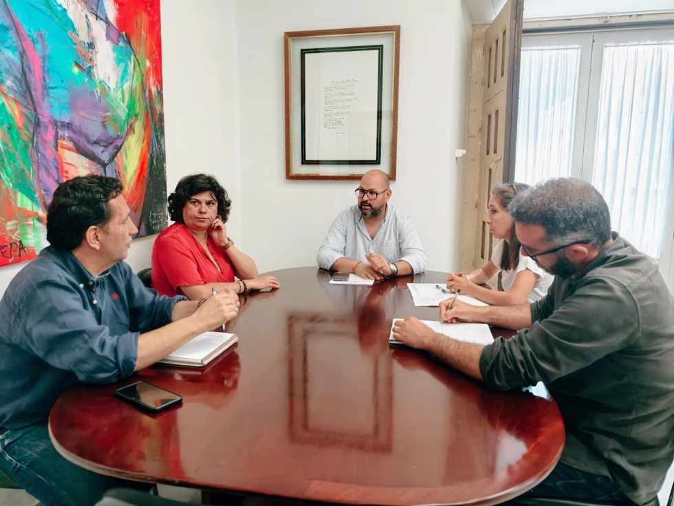 Javier Bello se reúne con la alcaldesa de Sanlúcar para hacer seguimiento del PFEA en la localidad