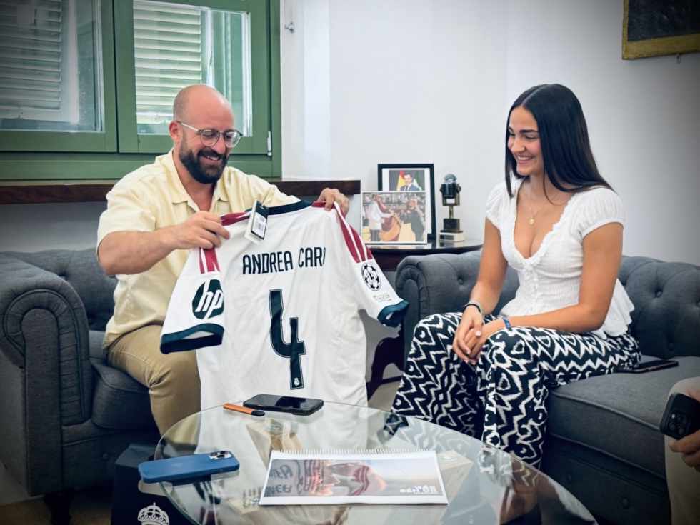 Germ&aacute;n Beardo recibe a la futbolista portuense Andrea Caro tras su fichaje por el Real Madrid