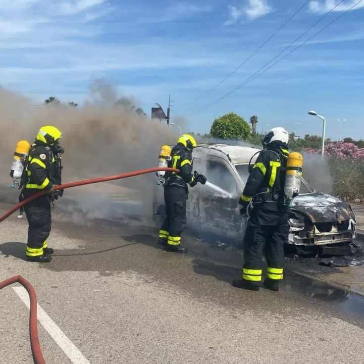 Un vehículo sale ardiendo junto a la nave de Amazon en el Polígono Las Salinas
