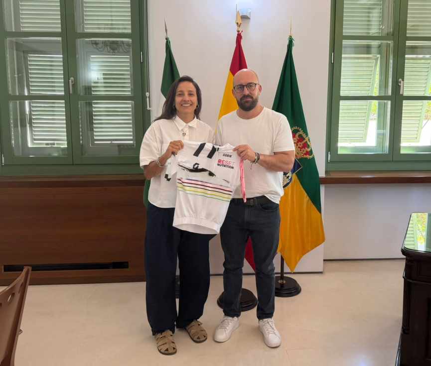 Germán Beardo recibe a la campeona del mundo máster de XCO Myriam Benítez Vera