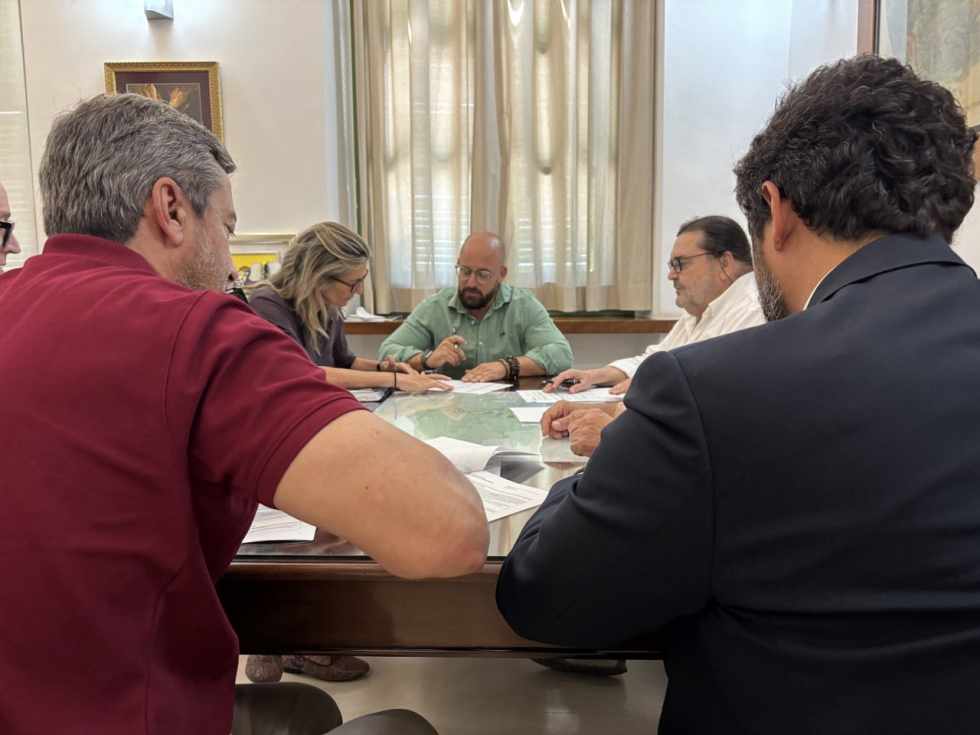 Germán Beardo y la teniente de alcalde Danuxia Enciso firman el acta de inicio con la empresa redactora.