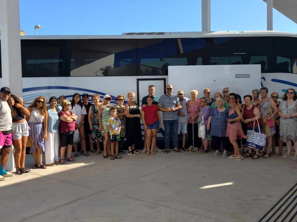 50 personas residentes en Los Milagros disfrutan de un viaje a la playa artificial de Arcos