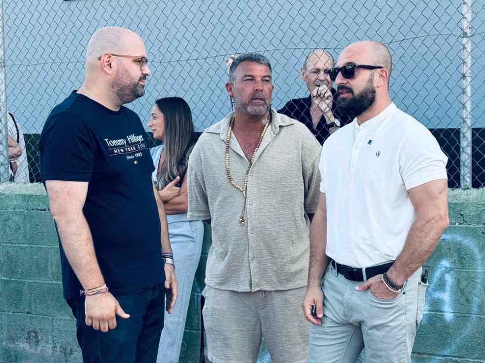 Germán Beardo comparte con los vecinos la fiesta de verano de Los Madrileños