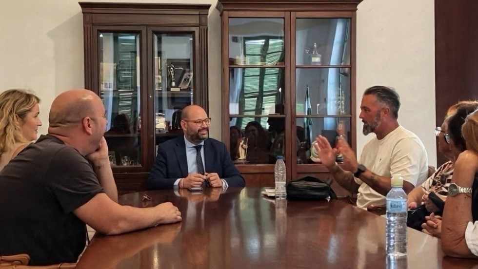Javier Bello mantiene un encuentro con vecinos del entorno de La Isleta para abordar sus principales necesidades
