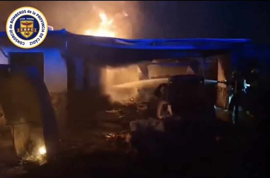Un virulento incendio calcina una vivienda y varios vehículos en Sanlúcar