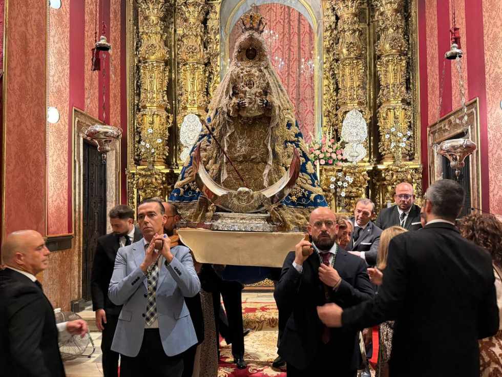 Traslado de la Patrona desde su Capilla al Altar Mayor de la Basílica