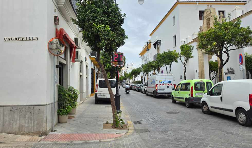 El Ayuntamiento refuerza la seguridad vial en la calle Larga con un nuevo radar de advertencia