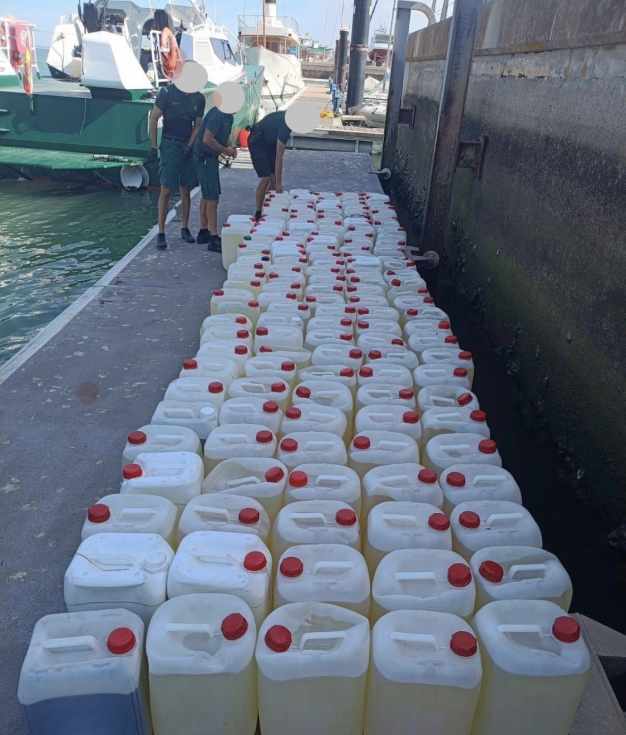 Interceptada una narcolancha con más de 3.600 litros de gasolina en la desembocadura del Guadalquivir