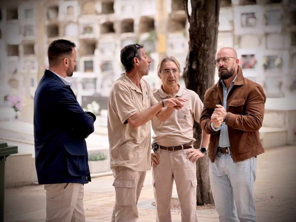 Germán Beardo supervisa los trabajos de acondicionamiento del cementerio
