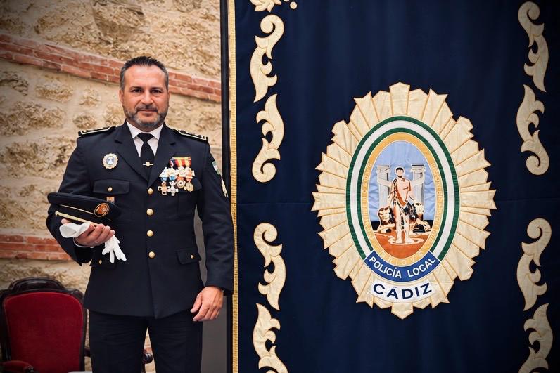 Jesús Garay felicita al oficial Juan Carlos Mesa por el reconocimiento de la Policía Local de Cádiz a su colaboración en la lucha contra el vandalismo grafitero