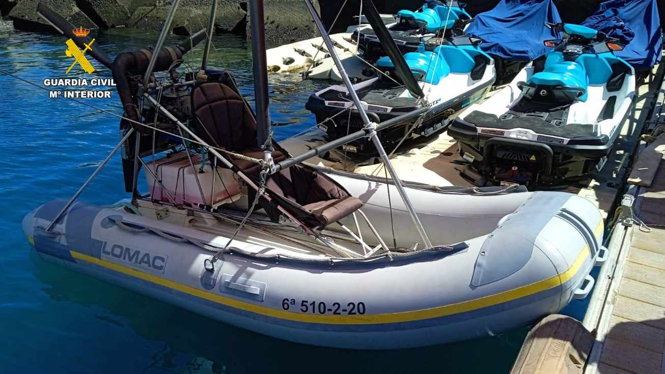 Un ala delta motorizada con una zodiac acoplada